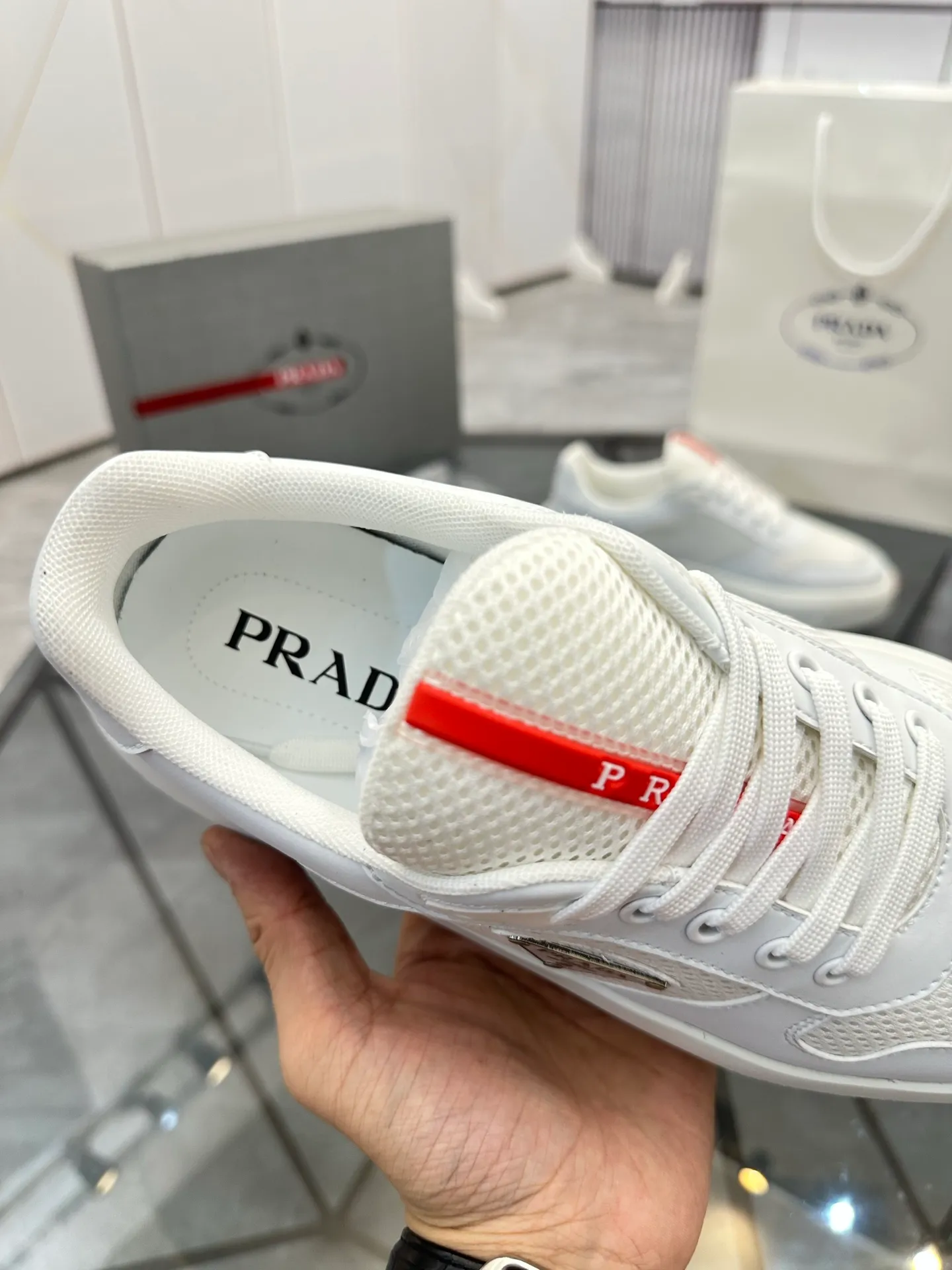 Men's shoes: 💰P620¥ High-end top quality Product trademark: Prada *"Prada*" low-top casual shoes Regular size: 38-45 (can be customized to 46) Product materials: imported first-layer cowhide leather on the upper spliced ​​with original fabric, breathable lining, cowhide foot pads, original ultra-light foam outsole. No.: 001